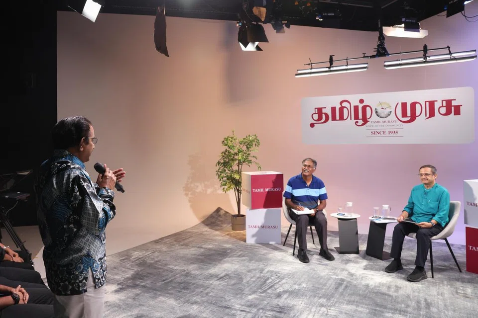 கலந்துரையாடல் நிகழ்வில் சட்ட, போக்குவரத்து துணையமைச்சர் முரளி பிள்ளை, தமிழ் முரசு ஆசிரியர் த.ராஜசேகர் (வலது).