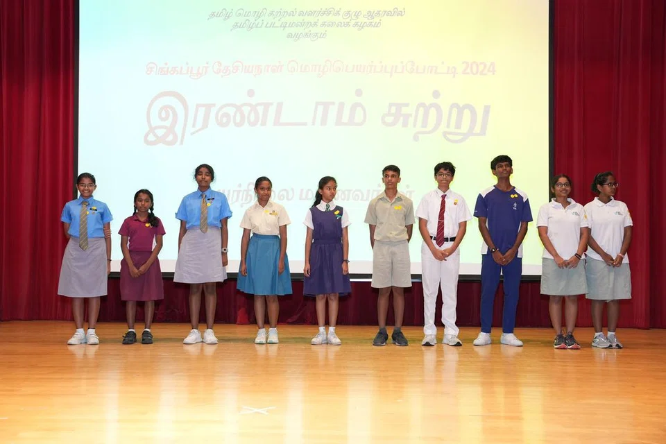 முதல் சுற்றுக்குத் தேர்வுபெற்ற உயர்நிலை மாணவர்கள்.