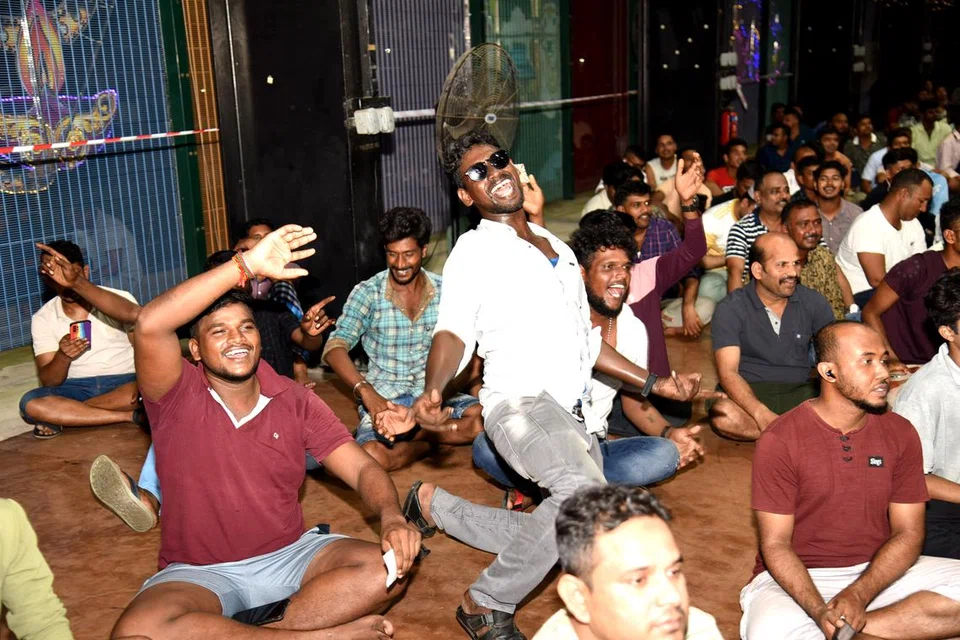 தீபாவளிக் கொண்டாட்டங்களில் பங்கேற்று மகிழ்ந்த வெளிநாட்டு ஊழியர்கள்.