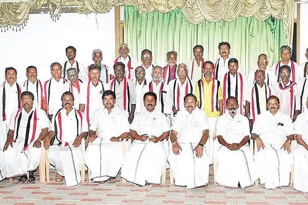 திமுகவில் இணைந்த வைத்திலிங்கத்தின் ஆதரவாளர்கள் அதிமுகவில் அடைக்கலம்