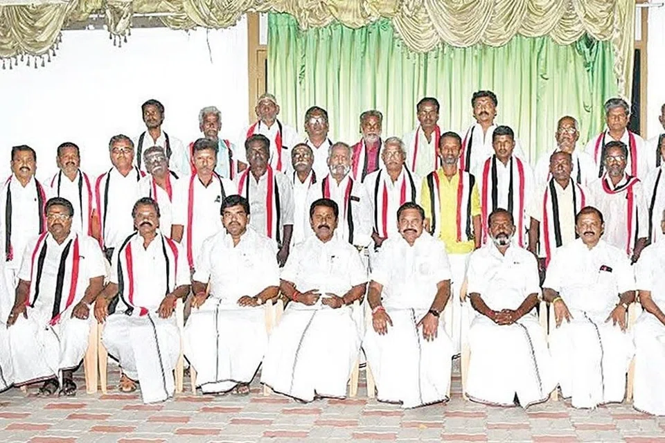 முன்னாள் முதல்வர் ஓ.பன்னீர்செல்வத்தின் தீவிர ஆதரவாளரான முன்னாள் அமைச்சர் ஆர்.வைத்திலிங்கத்தின் ஆதரவாளர்கள் அதிமுகவில் இணைந்தனர்.