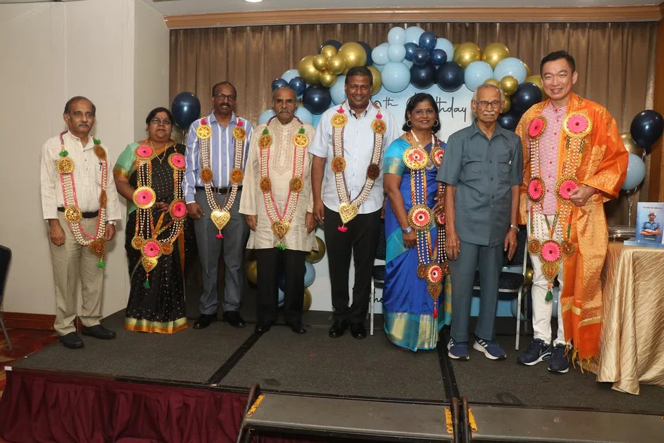 புத்தக மேடை நிகழ்ச்சியில் எழுத்தாளர் ச.வரதன் (வலமிருந்து 2வது).