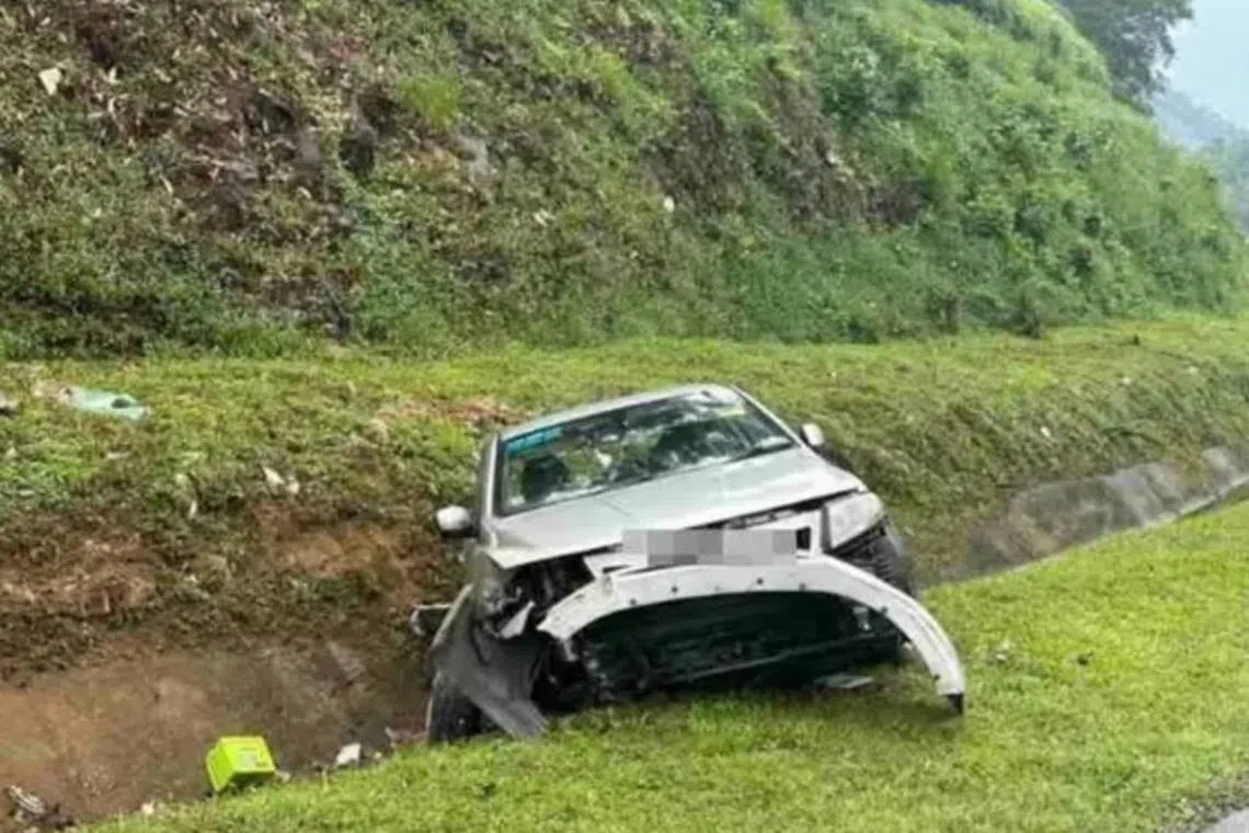 விபத்தில் சிக்கியவருக்கு உதவச் சென்றவர் கார் மோதி உயிரிழப்பு