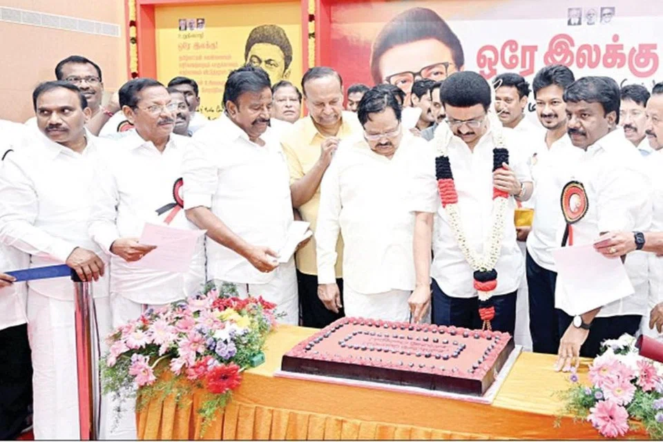 திமுக தலைமை அலுவலகத்தில் கேக் வெட்டி பிறந்தநாள் கொண்டாடிய முதல்வர் ஸ்டாலின். அமைச்சரும் திமுக முதன்மைச் செயலாளருமான கே.என்.நேரு, டி.ஆர் பாலு, அமைப்புச் செயலாளர் ஆர்.எஸ்.பாரதி, வீட்டுவசதி வாரியத் தலைவர் பூச்சி எஸ்.முருகன் உள்ளிட்டோர் உடனிருந்தனர்.