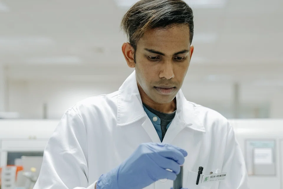 அதிபர் சவால் 2025இன் புதிய வல்லுநர் திட்டப் பயனாளிகளில் ஒருவரான திரு செல்வராஜு ஆறுமுகம், 32. 