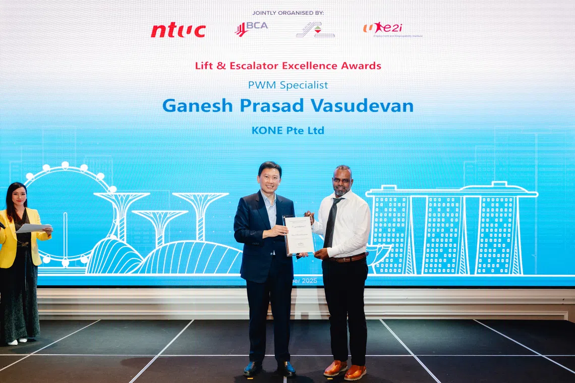 மின்தூக்கியைச் சரிசெய்து கர்ப்பிணிக்கு உதவிய நாயகருக்கு விருது