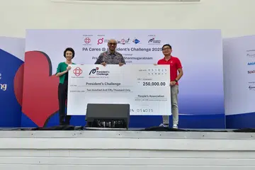 நிகழ்ச்சியில் மக்கள் கழகத்தின் அதிபர் சவால் நிதிக்கான காசோலை வழங்கப்பட்டது. (இடமிருந்து) கலாசார, சமூக, இளையர்துறை; வர்த்தக, தொழில் மூத்த துணை அமைச்சர் லோ யென் லிங், அதிபர் தர்மன் சண்முகரத்னம், மக்கள் கழகத் தலைமை நிர்வாக அதிகாரி ஜிம்மி டோ.