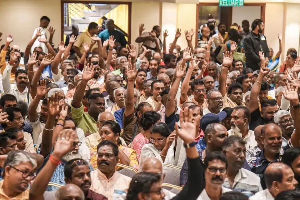 பிரிக்ஃபீல்ட்சில் ஞாயிற்றுக்கிழமை நடைபெற்ற கூட்டத்தில் மலேசியா முழுவதுமுள்ள கோயில் நிர்வாகக் குழுக்களின் பிரதிநிதிகளும் இந்துச் சங்க உறுப்பினர்களும் இந்துச் சமூகத்தினரும் பங்கேற்றனர்.