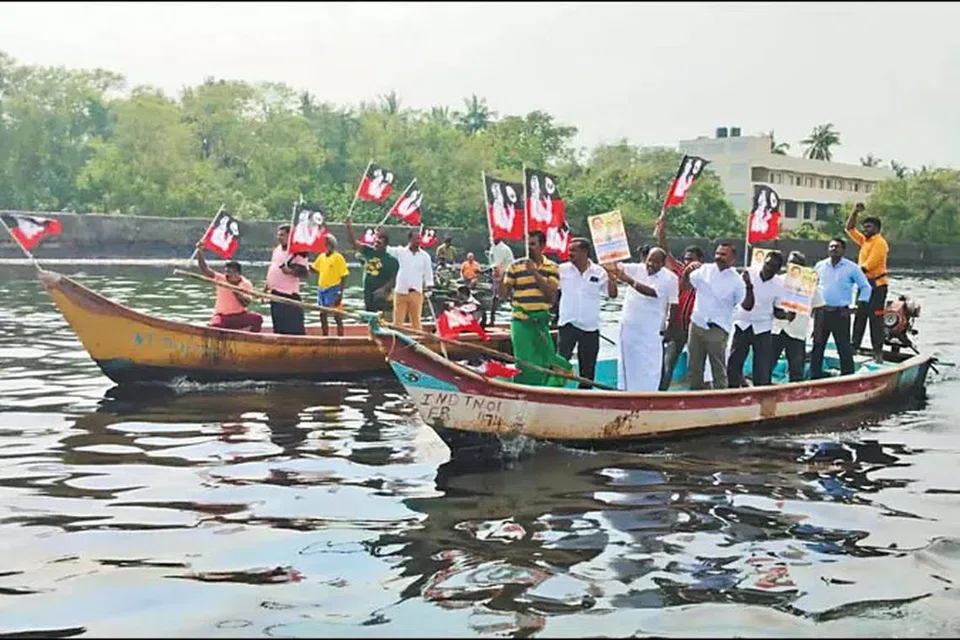 கடலில் படகில் சென்று நூதனப் போராட்டம் நடத்திய  அதிமுகவினர், கடலைப் பாதுகாக்க நிரந்தர தீர்வு காண வேண்டும் என கோரிக்கை விடுத்தனர். 