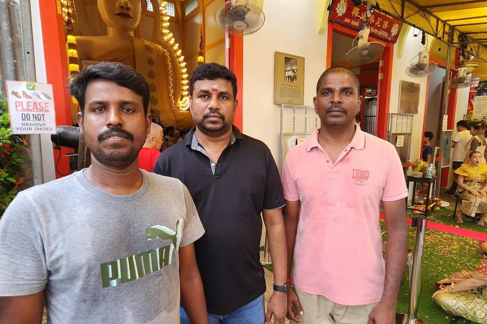 புத்தர் ஞானம் பெற்ற இடமான இந்தியாவில் பிறந்தது மகிழ்ச்சி என்றும், அப்படிப்பட்ட மகானை அயல்நாடு கடந்து வந்தும் வணங்கக் கிடைத்த வாய்ப்பு போற்றுதற்குரியது என்றனர் சிங்கப்பூரில் பணிபுரியும் வெளிநாட்டு ஊழியர்கள் திரு ராஜ்குமார், திரு ரமேஷ், திரு ராஜ்குமார்.