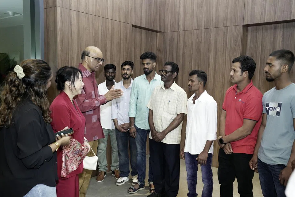 தஞ்சோங் காத்தோங் ரோடு சவுத்தில் அண்மையில் ஏற்பட்ட புதைகுழியில் விழுந்த பெண்ணை மீட்ட வெளிநாட்டு ஊழியர்களையும் கடந்த தீச்சம்பவத்தில் பிள்ளைகளைக் காப்பாற்றிய வெளிநாட்டு ஊழியர்களையும் அதிபர் மாளிகைக்கே வரவழைத்து அதிபர் தர்மன் சண்முகரத்னமும் அவரின் துணைவியார் ஜேன் இத்தோகியும் நன்றி தெரிவித்துக்கொண்டனர்.