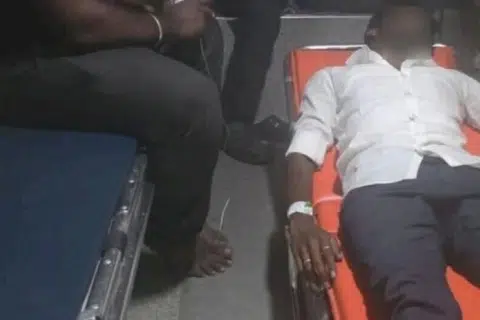 மருத்துவமனைக்குக் கொண்டு செல்லப்பட்ட மகேந்திரன்.