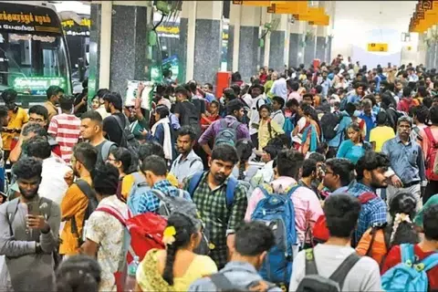 தீபாவளிக்குச் சொந்த ஊர்களுக்குச் செல்பவர்களுக்காக கிளாம்பாக்கம், கோயம்பேடு, மாதவரம் ஆகிய இடங்களில் இருந்து அக்டோபர் 16ஆம் தேதி முதல் அக்டோபர் 19ஆம் தேதி வரை 20,000க்கு மேற்பட்ட சிறப்புப் பேருந்துகள் இயக்கப்பட்டன.