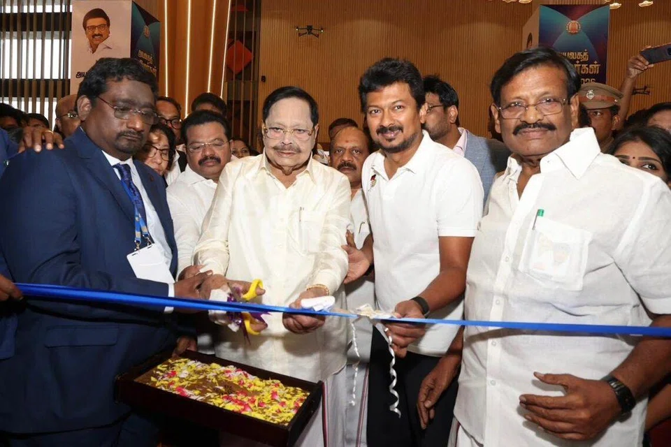 சென்னை வர்த்தக மையத்தில் அயலகத் தமிழர் தினத்தை ஒட்டி அமைக்கப்பட்ட கண்காட்சி அரங்கைத் தமிழ்நாடு துணை முதல்வர் உதயநிதி ஸ்டாலின் முன்னிலையில், நீர்வளத்துறை அமைச்சர் துரைமுருகன் திறந்துவைத்தார்.