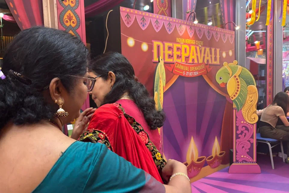 இந்திய மரபுடைமை நிலையத்தில் சேலை கட்டிப் பழகும் ஒரு குடியிருப்பாளர். 