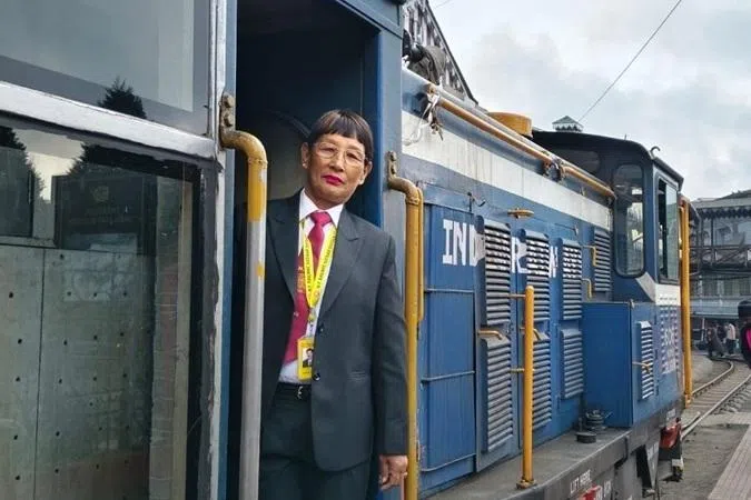 மலை ரயிலின் முதல் பெண் பயணச்சீட்டுப் பரிசோதகர்