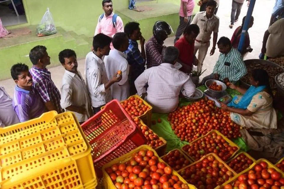 கடப்பாவில் விவசாயி ஒருவர் உழவர் சந்தையில் ஒரு கிலோ தக்காளியை ரூ.50க்கு விற்றார். இந்தத் தகவல்   பரவியதையடுத்து அப்பகுதி மக்கள் அந்த தக்காளி வியாபாரியைச் சூழத் தொடங்கினர்.