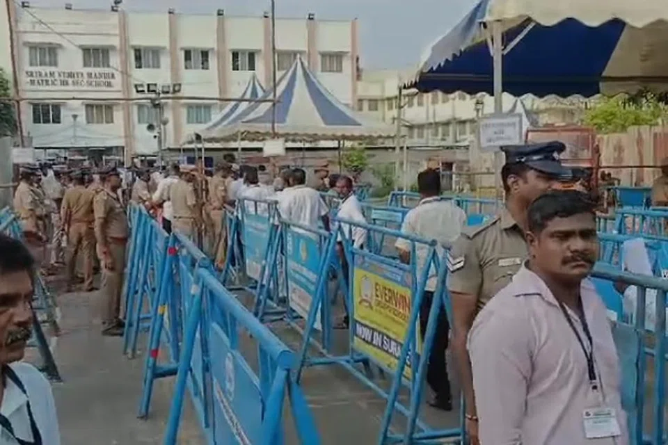 திருவள்ளூர் வாக்கு எண்ணும் மையத்தில் கட்சி முகவர்கள் கூடியுள்ளனர்.