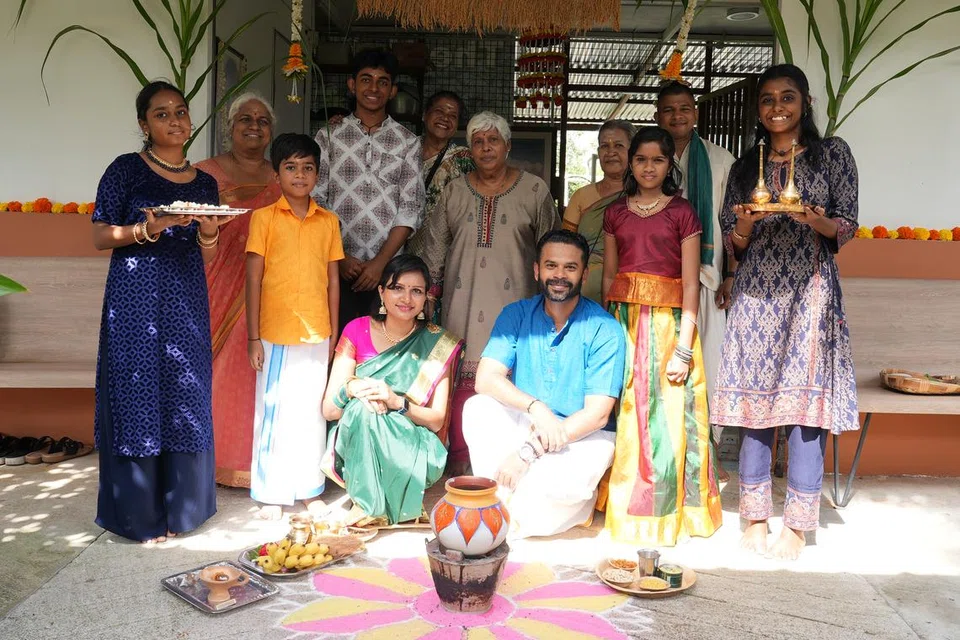 குடும்பத்தினருடன் பொங்கல் கொண்டாடும் திருவாட்டி லலிதாம்மா நாயர் (இடமிருந்து இரண்டாவது)