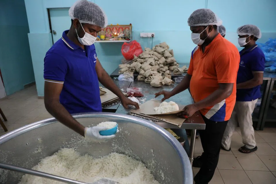 தஞ்சை கேட்டரிங் நிறுவனத்தில் உணவுத் தயாரிப்பு.