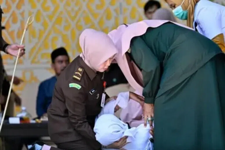 இந்தோனீசியா: 140 பிரம்படிகளால் மயங்கி விழுந்த பெண்