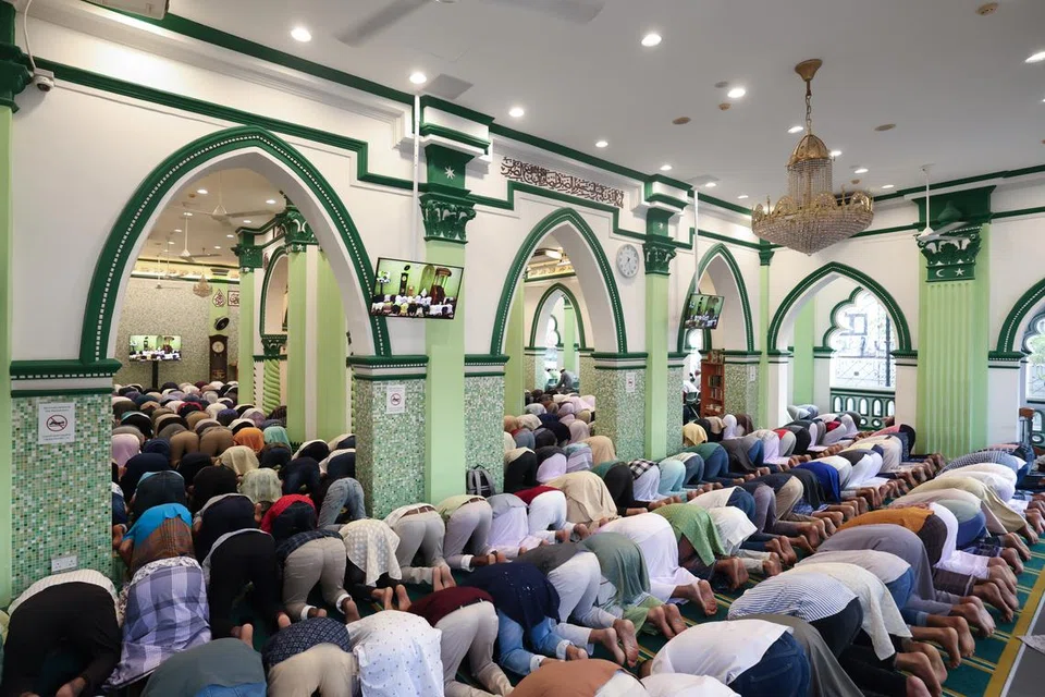 ஹஜ்ஜுப் பெருநாள் காலையில் பள்ளிவாசல்களுக்கு மக்கள் கூட்டமாகத் திரண்டு வந்தனர்.
