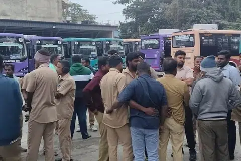 வேலை நிறுத்தத்தில் ஈடுபட்டுள்ள மின்சாரப் பேருந்து ஓட்டுநர்கள். 