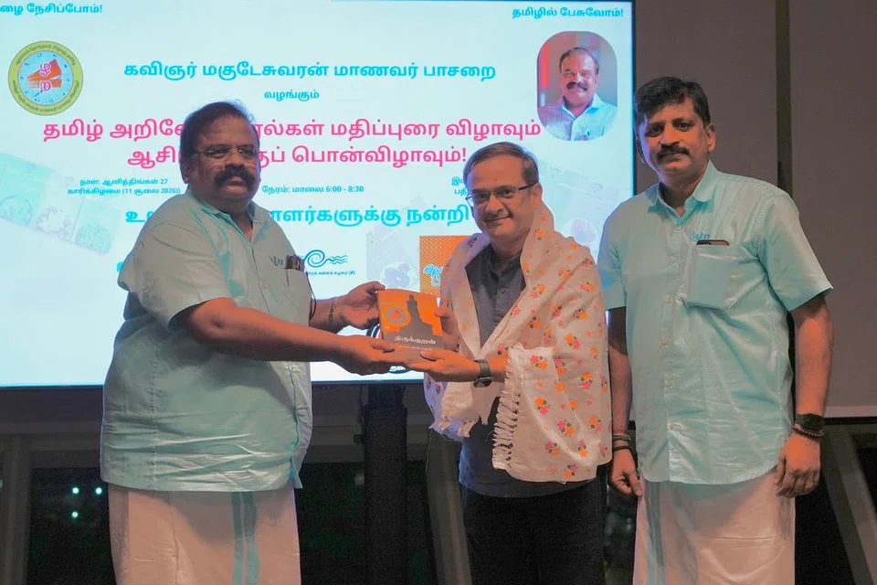 தமிழ் முரசு ஆசிரியர் த.ராஜசேகருக்கு நூல் பரிசளித்தார் கவிஞர் மகுடேசுவரன். உடன் தமிழ்ப் பட்டிமன்றக் கலைக் கழகத்தின் துணைத் தலைவர் சீ. சரவணன்.