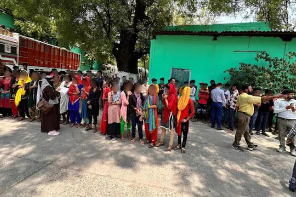 சிறுவர், சிறுமியர் தினமும் 14 மணி நேரம் வேலை செய்ய கட்டாயப்படுத்தப்பட்டனர்.