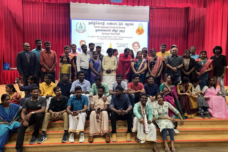 சிறப்புப் பேச்சாளர் எம்.பி. நாதன், தமிழ் மொழி பண்பாட்டுக் கழகத் தலைவர் திரு ஹரிகிருஷ்ணன் முத்துசாமி உடன் ஔவையார் விழா ஏற்பாட்டுக் குழுவினர்.
