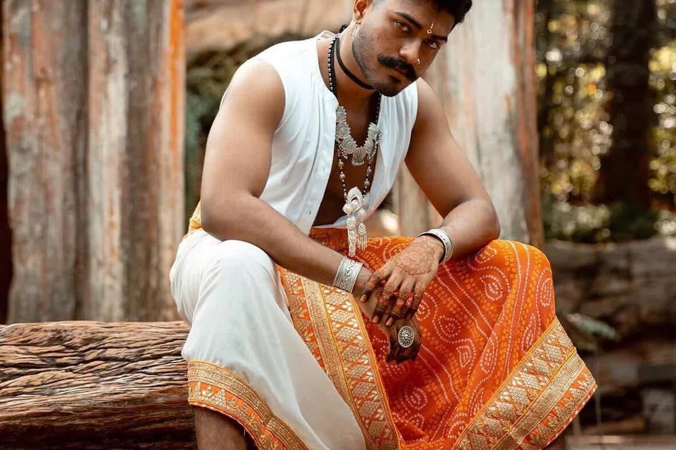 வேட்டி உடையுடன் ‘ராஜுன் ஃப்லோ’ பாலகிருஷ்ணன்