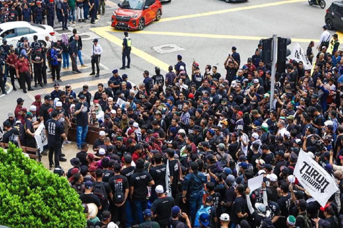 அன்வார் பதவி விலக கோரி மலேசியாவில் ஆர்ப்பாட்டம்