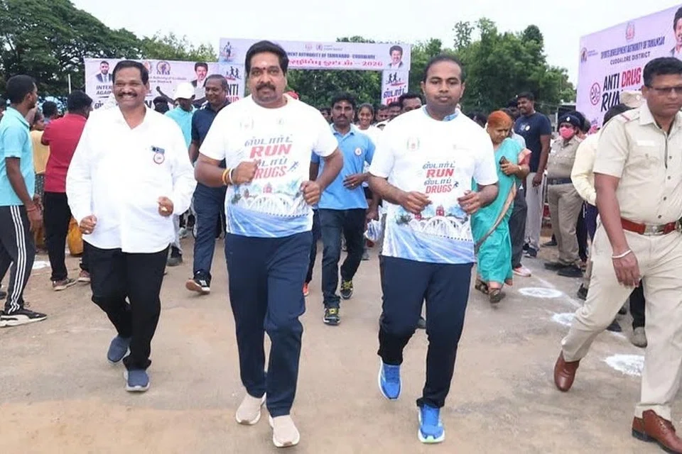 கடலூா் மஞ்சக்குப்பத்தில் நடந்த ‘ஸ்டாா்ட் ரன், ஸ்டாப் டிரக்ஸ்’ என்ற போதைப்பொருள் ஒழிப்பு விழிப்புணா்வு ஓட்டத்தை தொடங்கி வைத்து கலந்துகொண்டார் வீட்டு வசதி, நகர்ப்புற வளர்ச்சித் துறை அமைச்சர் ப. ராஜ்குமார்.