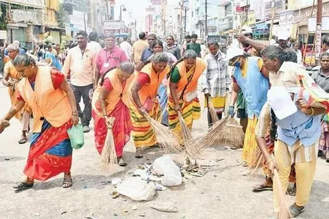 மாசி வீதிகளில் தேர்கள் சென்ற பின்னர் குப்பைகளை அகற்றிய தூய்மைப் பணியாளர்கள்.