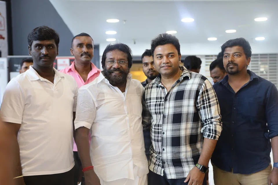 ‘சல்லியர்கள்’ திரைப்படத்தின் சிறப்புக் காட்சிக்கு வந்த நடிகர் கருணாஸுடன் சிங்கப்பூரில் படம் வெளியிடும் ‘மாஸ்க் ஸ்டூடியோஸ்’ நிர்வாக இயக்குநர் கார்த்திக் அழகப்பன், ரசிகர்கள்.