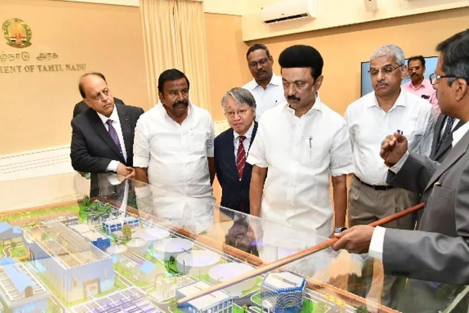 நெம்மேலி குடிநீர் திட்டப் பணிக்கான வரைபடத்தை பார்வையிட்ட முதல்வர்.