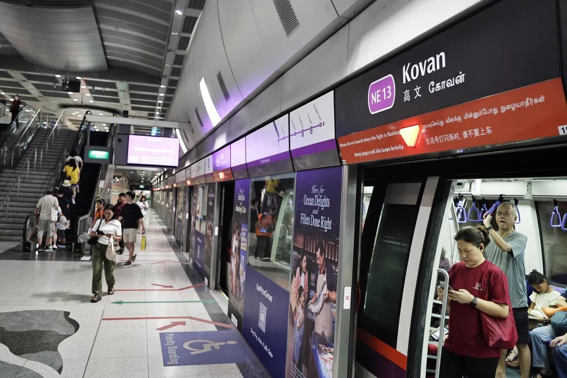 உச்சநேரமில்லா வேளையின்போது ரயில் சேவை இலவசமாக வழங்கப்படுவதை வரவேற்கும் பயணிகள்