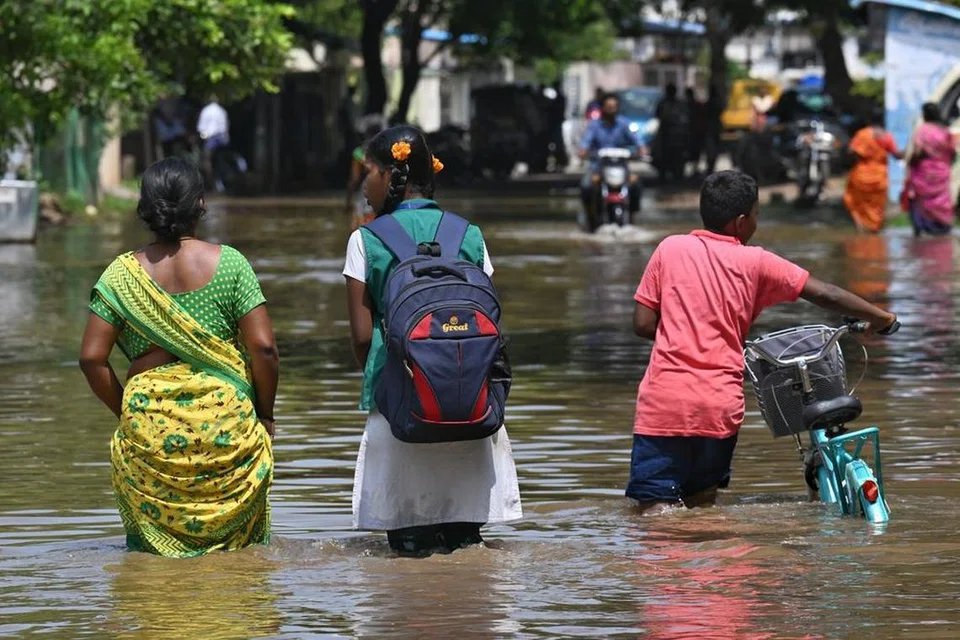 செல்லூரில் சூழ்ந்த வெள்ளம்.