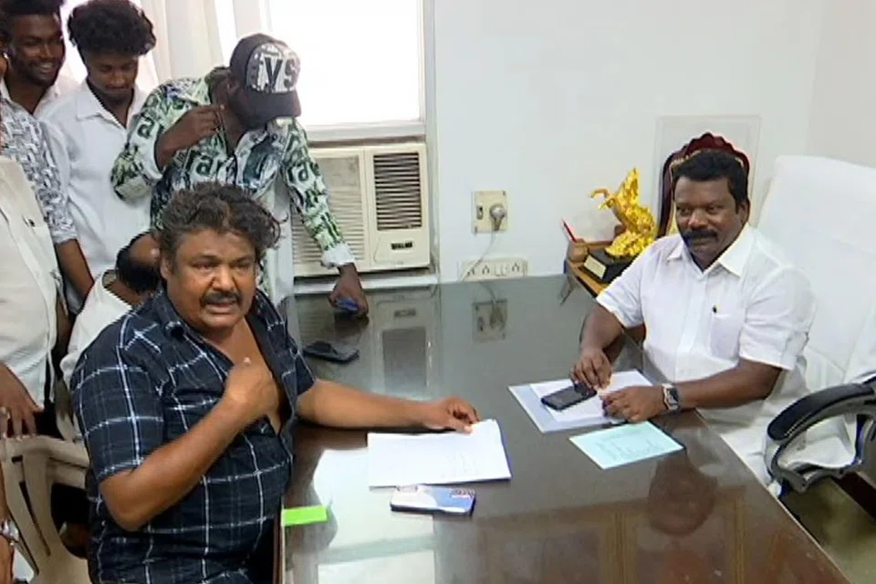 நடிகர் மன்சூர் அலிகான் மீண்டும் தன்னை காங்கிரஸ் கட்சியில் இணைத்துக்கொள்ளப் போவதாக அறிவித்துள்ளார்.