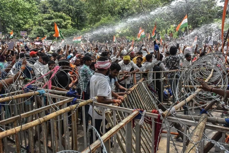 போராட்டக்காரர்கள் வன்முறையில் ஈடுபட்டதால் தற்காப்புக்காக மட்டுமே பலத்தைப் பயன்படுத்தியதாகக் காவல்துறை தரப்பில் தெரிவிக்கப்பட்டது.