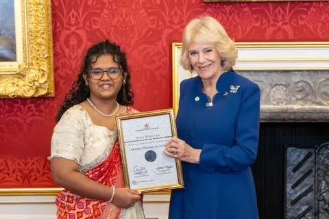 அச்சந்தா லக்‌‌ஷ்மி மனோக்னியா, இளையர் பிரிவில் இரண்டாம் நிலையில் வந்ததற்கான சான்றிதழை நவம்பர் 20ஆம் தேதி, பிரிட்டி‌ஷ் அரசியார் கமீலாவிடமிருந்து பெற்றார். 