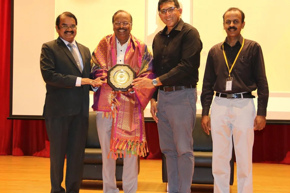 திரு.பொன் சுந்தரராசுவுக்கு (இடமிருந்து 2வது) பெரியார் விருதைத் சிறப்பு விருந்தினர் திரு டேரல் டேவிட் வழங்குகிறார். உடன் விண்வெளி விஞ்ஞானி முனைவர் மயில்சாமி அண்ணாதுரை (இடக்கோடி), சிங்கப்பூர் பெரியார் சமூக சேவை மன்றத்தின் தலைவர் திரு க. பூபாலன் (வலக்கோடி). 