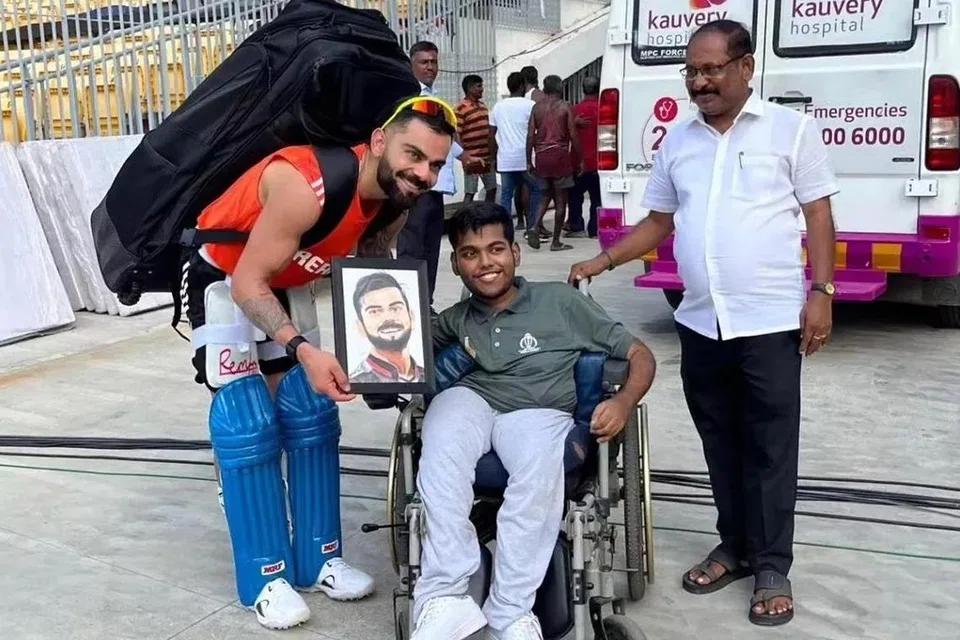 தம்முடைய தீவிர ரசிகர் ஸ்ரீநிவாசுடன் புகைப்படம் எடுத்துக்கொண்டார் விராத் கோஹ்லி.