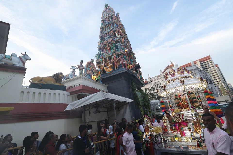 தீமிதித் திருவிழாவை முன்னிட்டு ஸ்ரீ மாரியம்மன் கோயிலிலிருந்து புறப்பட்ட வெள்ளி ரதம்.