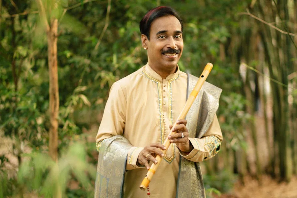 முனைவர் கானவினோதன் ரத்னம் சிங்கப்பூரின் உயரிய விருதான கலாசாரப் பதக்கத்தை வென்ற முதல் இந்தியர் எனும் பெருமைக்குரியவர்.