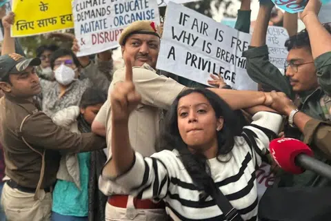 டெல்லியில் காற்று மாசுபாடு அதிகரித்து வரும் நிலையில், மத்திய அரசு நடவடிக்கை எடுக்கவில்லை என்று கூறி பொதுமக்கள் ஆர்ப்பாட்டத்தில் ஈடுபட்டனர்.