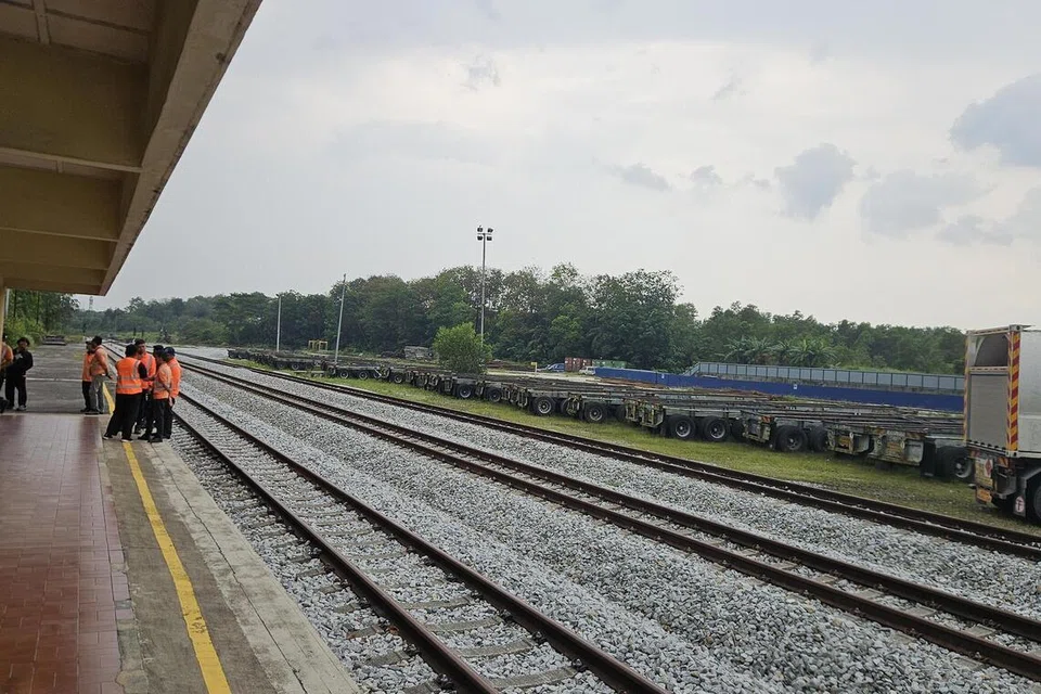 ஜோகூரில் உள்ள பாசிர் கூடாங் ரயில் நிலையம். தற்போது சரக்குப் போக்குவரத்துக்குப் பயன்படும் நிலையத்தில் விரைவில் பயணிகள் ரயிலும் வந்துசெல்லும்.