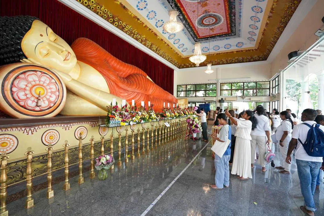விசாக தினம்: பக்திப் பெருக்குடன் ஆலயங்களில் ஒன்றுதிரண்ட மக்கள்