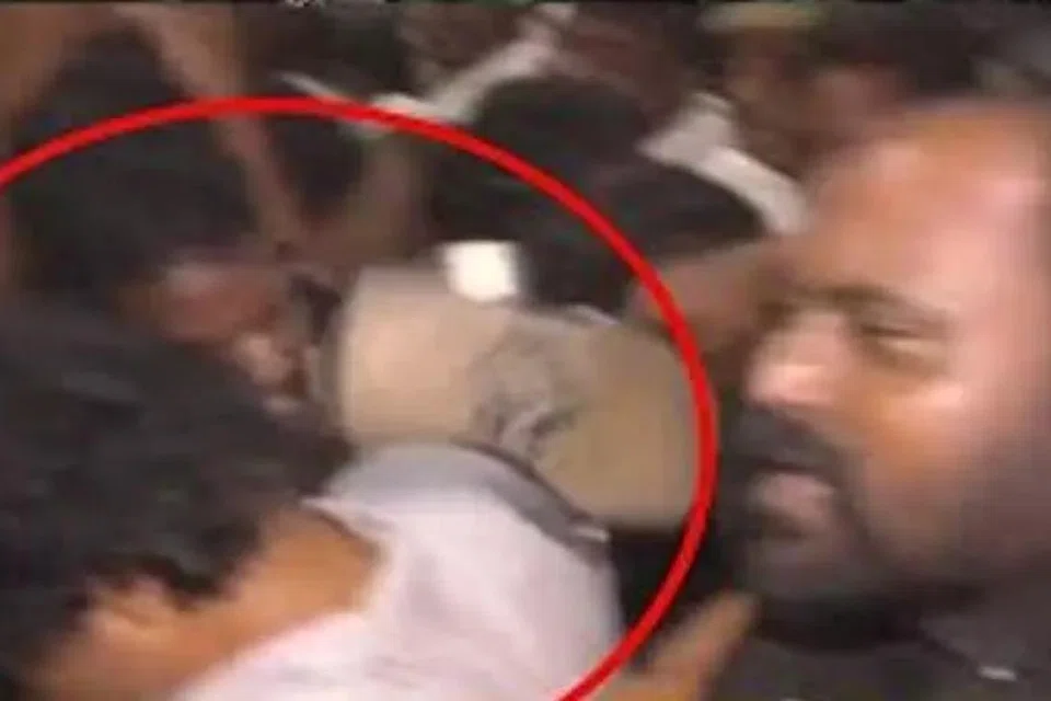 சென்னை மாவட்ட விஜய் மக்கள் இயக்கம் சார்பில் கோயம்பேடு காவல் நிலையத்தில் புகார் அளிக்கப்பட்டுள்ளது.