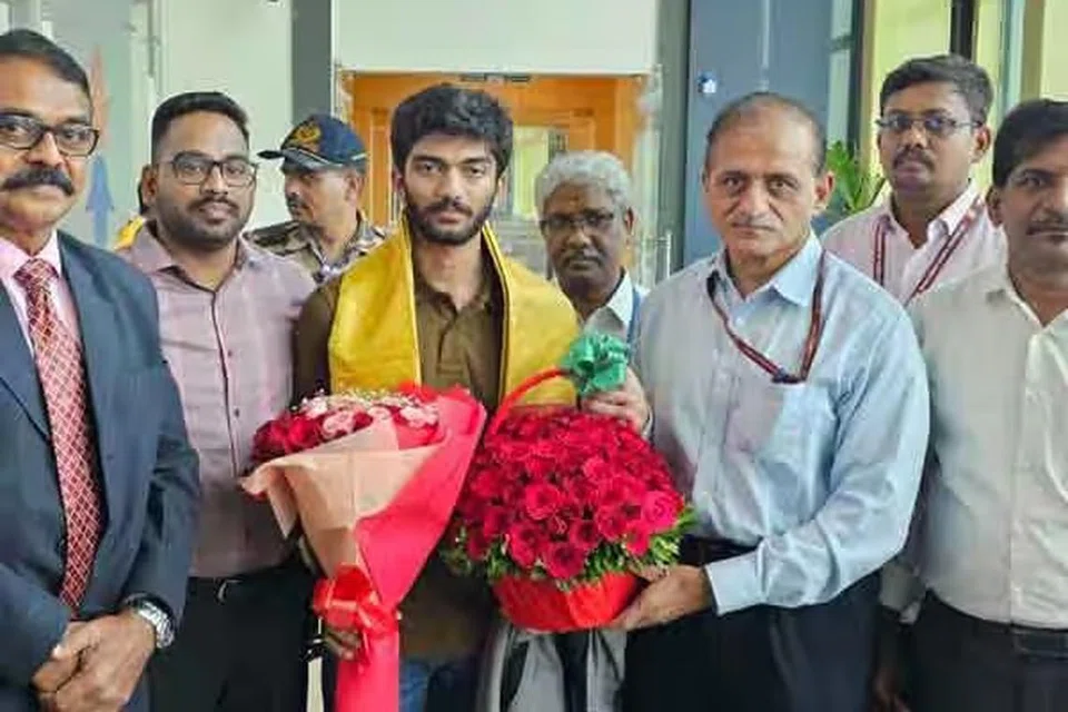 உலகச் சதுரங்க வெற்றியாளர் குகேஷை தமிழக விளையாட்டு மேம்பாட்டுச் செயலாளர் அதுல்யா மிஷ்ரா உள்ளிட்ட அதிகாரிகள் மலர்க்கொத்து கொடுத்து வரவேற்றனர்.